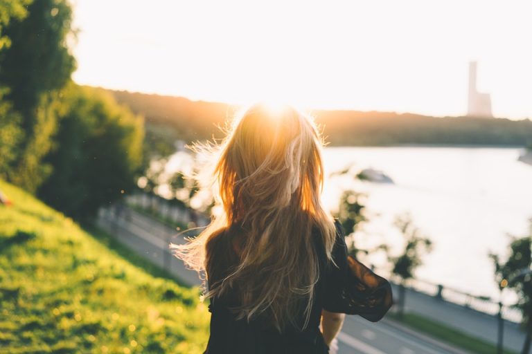Chica caminando al atardecer