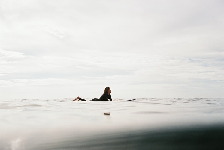 Surfista contra la marea