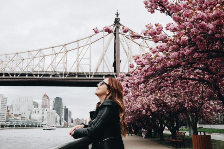 Chica junto a puente